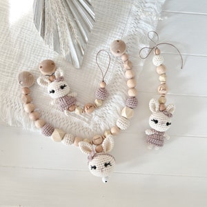 SET Kinderwagenkette Schnullerkette Rassel Häkel Hase Häschen Silikon Holz Natur Baby Mädchen Amigurumi Häkeltier Bast taupe creme Geburt Bild 7