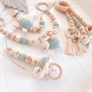 SET Kinderwagenkette Schnullerkette Namen Schildkröte Holz Natur Baby Geschenk Maxicosi Mädchen Junge grün  Amigurumi Häkel Spielbogen