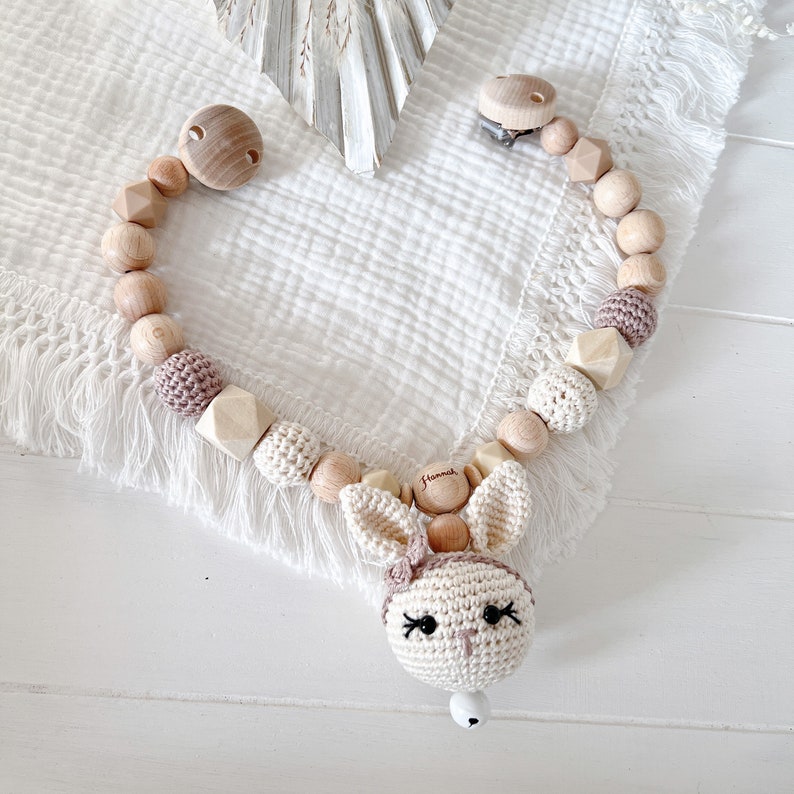 SET Kinderwagenkette Schnullerkette Rassel Häkel Hase Häschen Silikon Holz Natur Baby Mädchen Amigurumi Häkeltier Bast taupe creme Geburt Kinderwagenkette