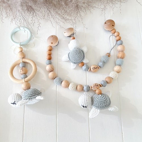 SET Kinderwagenkette Schnullerkette Namen Schildkröte Holz Natur Baby  Geschenk Maxicosi Mädchen Junge Creme grau  Amigurumi Häkel