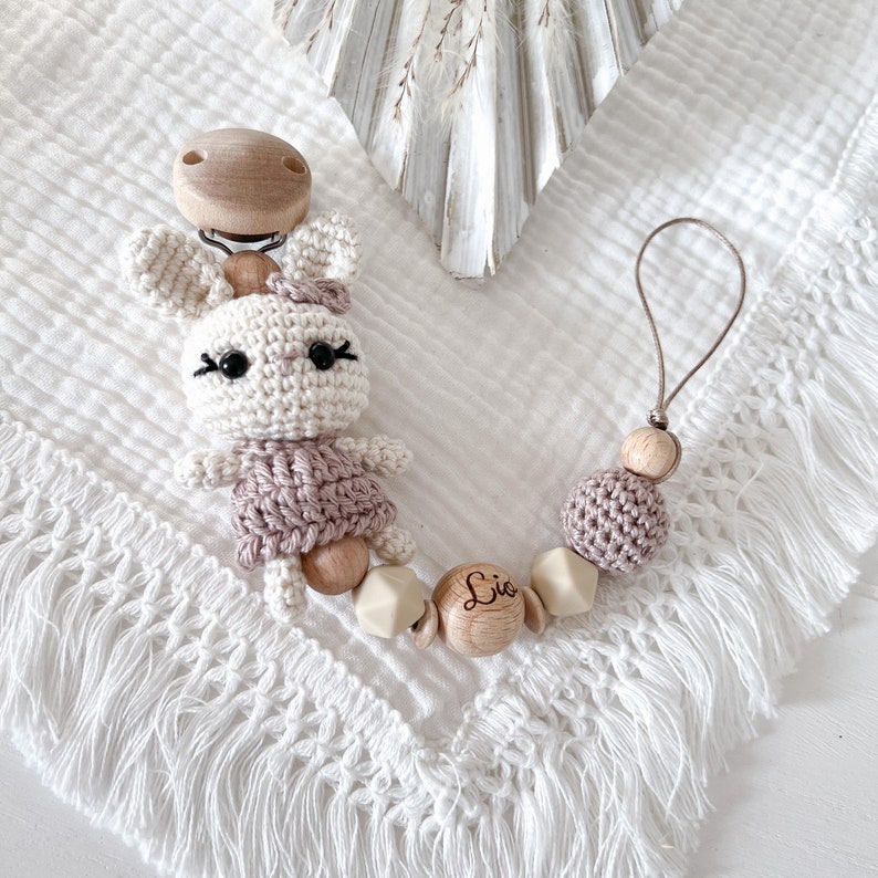 SET Kinderwagenkette Schnullerkette Rassel Häkel Hase Häschen Silikon Holz Natur Baby Mädchen Amigurumi Häkeltier Bast taupe creme Geburt Schnullerkette