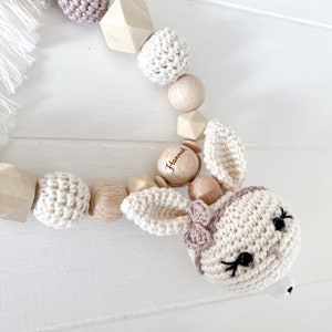 SET Kinderwagenkette Schnullerkette Rassel Häkel Hase Häschen Silikon Holz Natur Baby Mädchen Amigurumi Häkeltier Bast taupe creme Geburt Bild 6