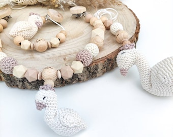 SET Kinderwagenkette Schnullerkette Namen Schwan Holz Natur Baby  Geschenk Maxicosi Mädchen Junge Creme bast  Amigurumi Häkel