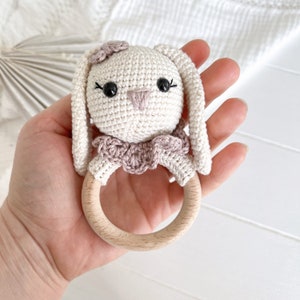 SET Kinderwagenkette Schnullerkette Rassel Häkel Hase Häschen Silikon Holz Natur Baby Mädchen Amigurumi Häkeltier Bast taupe creme Geburt Bild 10