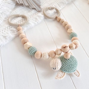 SET Kinderwagenkette Schnullerkette Namen Schildkröte Holz Natur Baby Geschenk Maxicosi Mädchen Junge lintgrün Amigurumi Häkel Spielbogen Bild 4