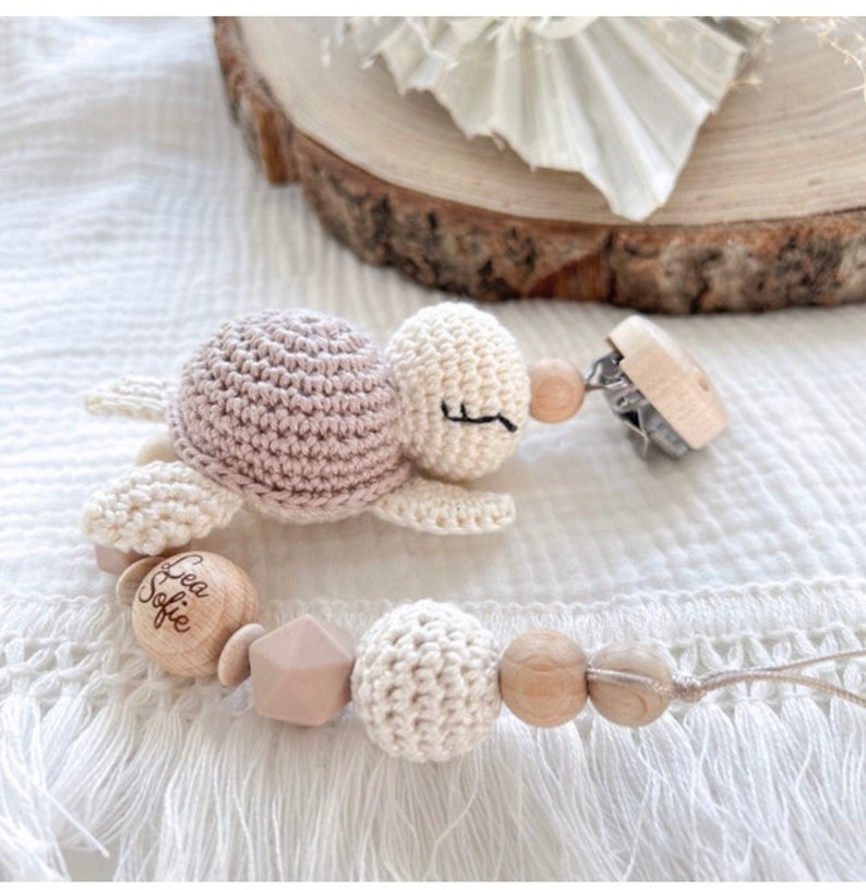 SET Kinderwagenkette Schnullerkette Namen Schildkröte Holz Natur Baby Geschenk Maxicosi Mädchen Junge Creme Bast Amigurumi Häkel Bild 5