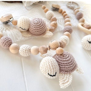 SET Kinderwagenkette Schnullerkette Namen Schildkröte Holz Natur Baby Geschenk Maxicosi Mädchen Junge Creme Bast Amigurumi Häkel Bild 4