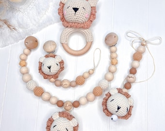 Baby Set Löwe in braun mit Namesgravur  Kinderwagenkette / Schnullerkette / Rassel / Babyschalen Anhänger Holz Natur Mädchen Junge Geschenk