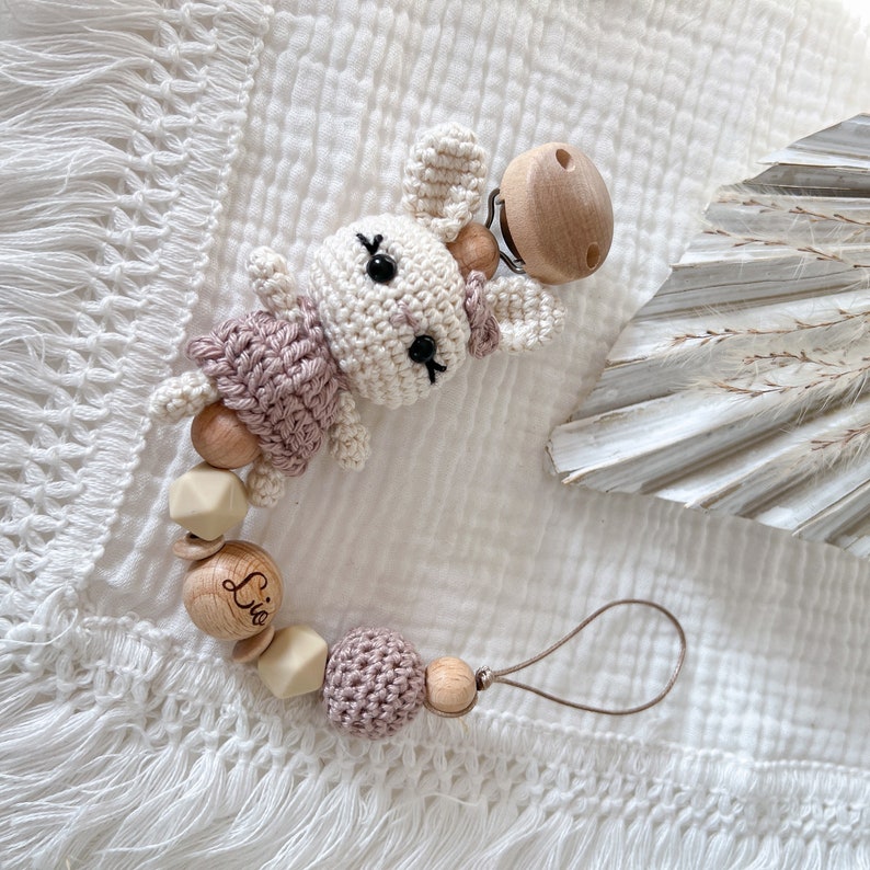 SET Kinderwagenkette Schnullerkette Rassel Häkel Hase Häschen Silikon Holz Natur Baby Mädchen Amigurumi Häkeltier Bast taupe creme Geburt Bild 5