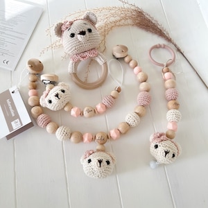 SET Kinderwagenkette Schnullerkette Häkel Bär Mädchen Rassel  Silikon Holz Natur Baby Bärchen Amigurumi Häkeltier creme rosa Geburt Gravur