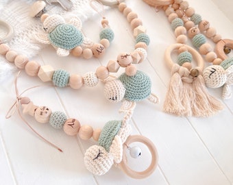 SET Kinderwagenkette Schnullerkette Namen Schildkröte Holz Natur Baby Geschenk Maxicosi Mädchen Junge lintgrün Amigurumi Häkel Spielbogen