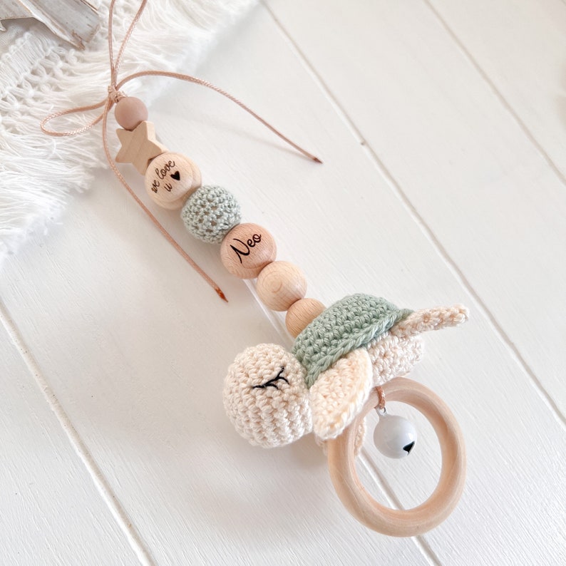 SET Kinderwagenkette Schnullerkette Namen Schildkröte Holz Natur Baby Geschenk Maxicosi Mädchen Junge lintgrün Amigurumi Häkel Spielbogen Bild 6