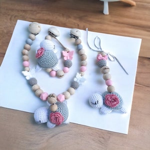 SET Kinderwagenkette Schnullerkette Namen Schildkröte Holz Natur Baby  Geschenk Maxicosi Mädchen grau rosa  Amigurumi Häkel