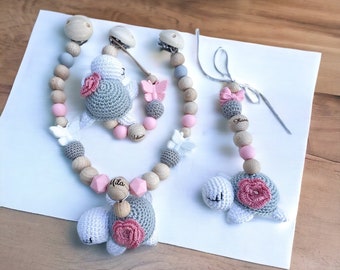 SET Kinderwagenkette Schnullerkette Namen Schildkröte Holz Natur Baby  Geschenk Maxicosi Mädchen grau rosa  Amigurumi Häkel