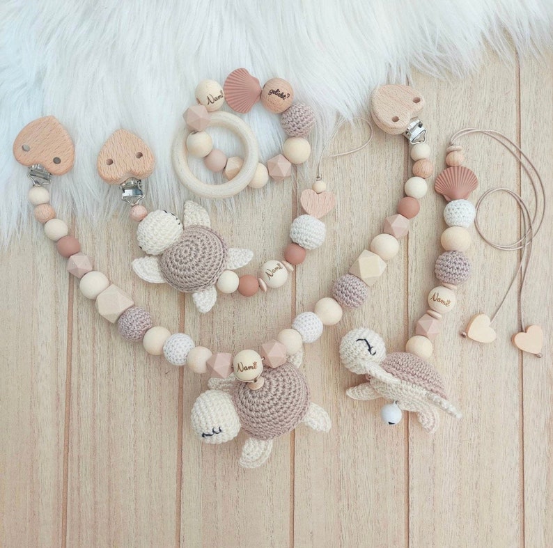 Kinderwagenkette Schnullerkette mit Namen Schildkröte Holz Natur Baby Geschenk Maxicosi Mädchen Junge Creme bast Amigurumi Häkel Komplettes set