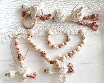 Gans Kinderwagenkette Schnullerkette Namen Rassel Holz Natur Baby  Geschenk Maxicosi Kettte Kuscheltier Mädchen Junge Creme brau Amigurumi