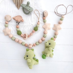 SET Kinderwagenkette Schnullerkette Namen Dino Dinosa Greifling Holz Natur Baby  Geschenk Maxicosi Mädchen Junge Creme grün Amigurumi Häkel