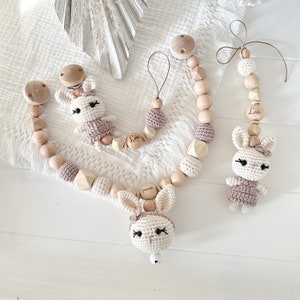 SET Kinderwagenkette Schnullerkette Rassel Häkel Hase Häschen Silikon Holz Natur Baby Mädchen Amigurumi Häkeltier Bast taupe creme Geburt komplettes Set