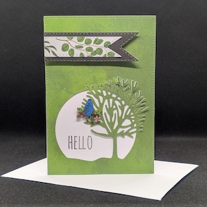 Carte de voeux vierge, carte de voeux, carte verte d'arbre, carte bleue d'oiseau dans la carte d'arbre