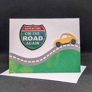 Carte Sur la route, carte de voeux, carte de voyage sur la route, voiture rétro sur autoroute, carte de voyage