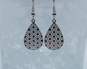 Silver filigree dangle earrings, filigree teardrop earrings, delicate silver earrings