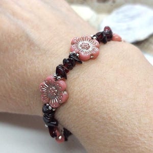 Garnet Chip & Czech Glass Flower Bracelet: Pink Red Gemstone Beaded Wire Bracelet
