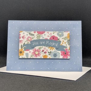Carte d'anniversaire pour elle, carte de voeux, vous êtes magique, carte de fleurs et d'étoiles roses et bleues,