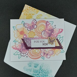 Carte d'anniversaire violette pour maman, carte de voeux, carte papillons et fleurs