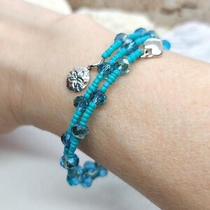 Bracelet turquoise à fil mémoire de forme : rondelles de cristal, breloques en argent