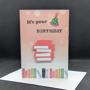 Carte d'anniversaire avec une pile de livres, carte de voeux, carte rose et verte, carte de gâterie pour étagère, carte pour elle, carte d'amateur de livres