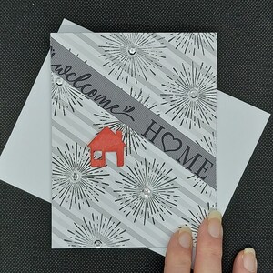 Nouvelle carte de maison grise et blanche, carte de vœux, nouvelle carte de maison rouge