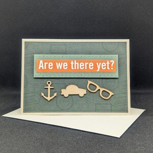 Carte de voyage, carte de voeux, y sommes-nous encore carte, carte de découpes en bois de lunettes de soleil de voiture d'ancre, carte verte et orange