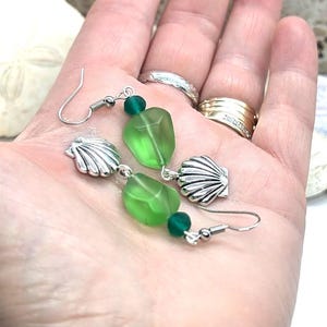 Boucles d'oreilles pendantes en argent avec coquillages de mer : Boucles d'oreilles vertes avec pépites de verre