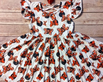 Vestido con mini lazos y vuelo