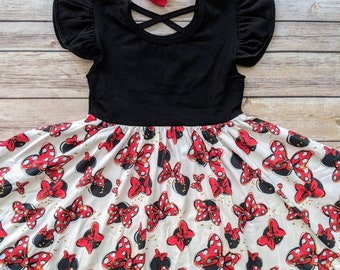 Vestido largo con volantes y mini lazos