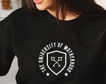 Motherhood University SVG, Macierzyństwo SVG, Mama SVG, Mama SVG, Koszulka damska SVG, Pliki Cricut i Silhouette Cut, Dzień Matki SVG, Mama