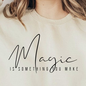 Magia é algo que você faz SVG, arquivo Svg de citações motivacionais positivas, Svg popular, Svg de camisa, Svgs fofos para mulheres, Cricut e Silhoutte
