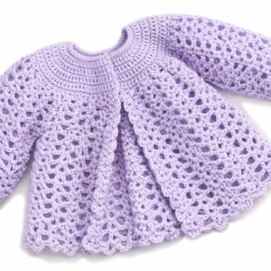 Könnte beinhalten: Ein helllila gehäkelter Cardigan mit langen Ärmeln und einem gewellten Saum. Das offene Webmuster ist im gesamten Kleidungsstück sichtbar. Der handgefertigte Cardigan ist für Babys oder Kleinkinder geeignet. Das Garn ist weich und der Cardigan ist vorne offen.