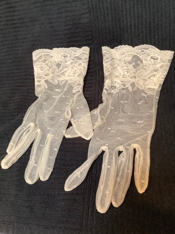 Antique White Lace Gloves