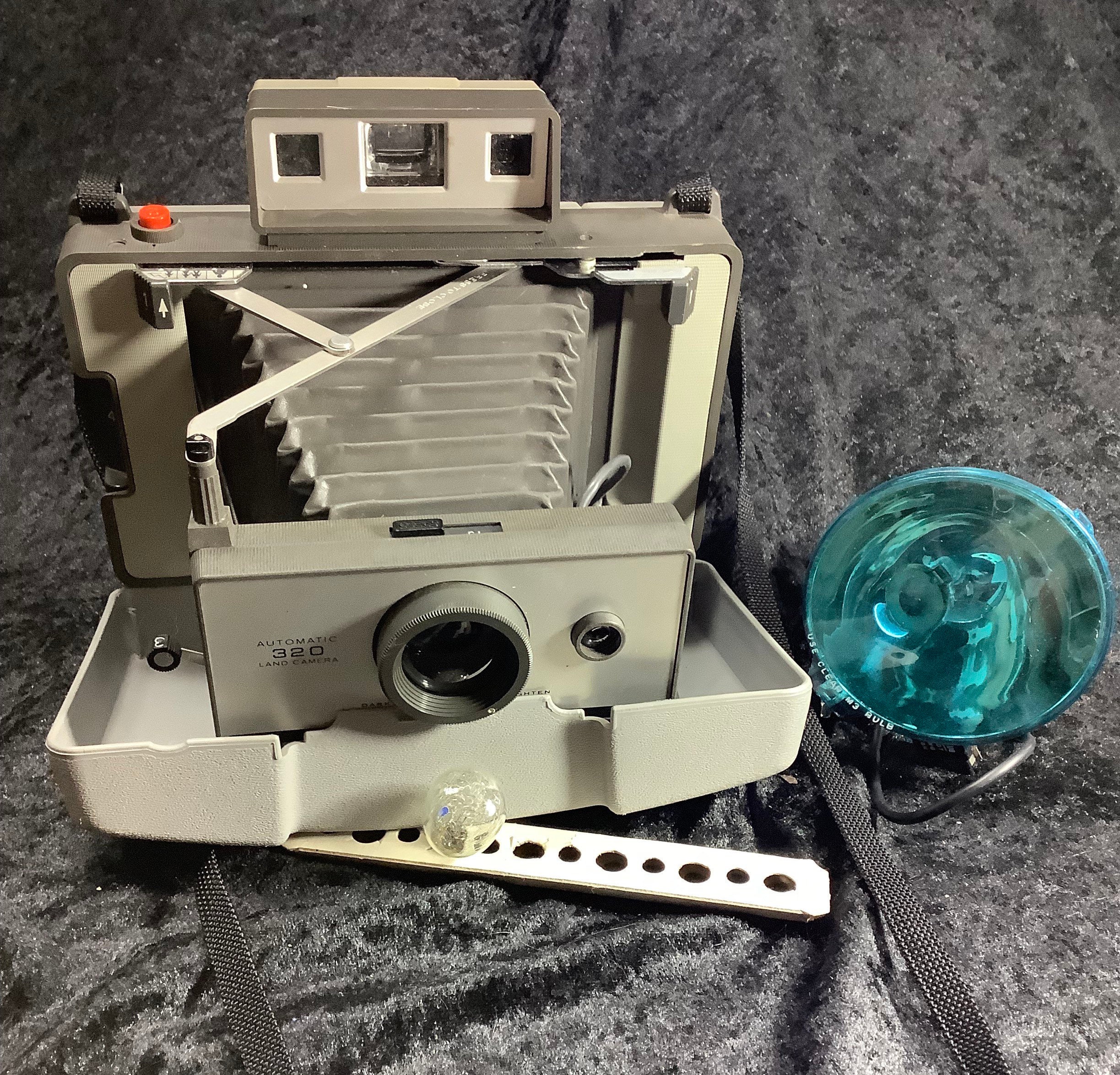 Vintage Polaroid Automatic 320 Land Camera Set — Collectable