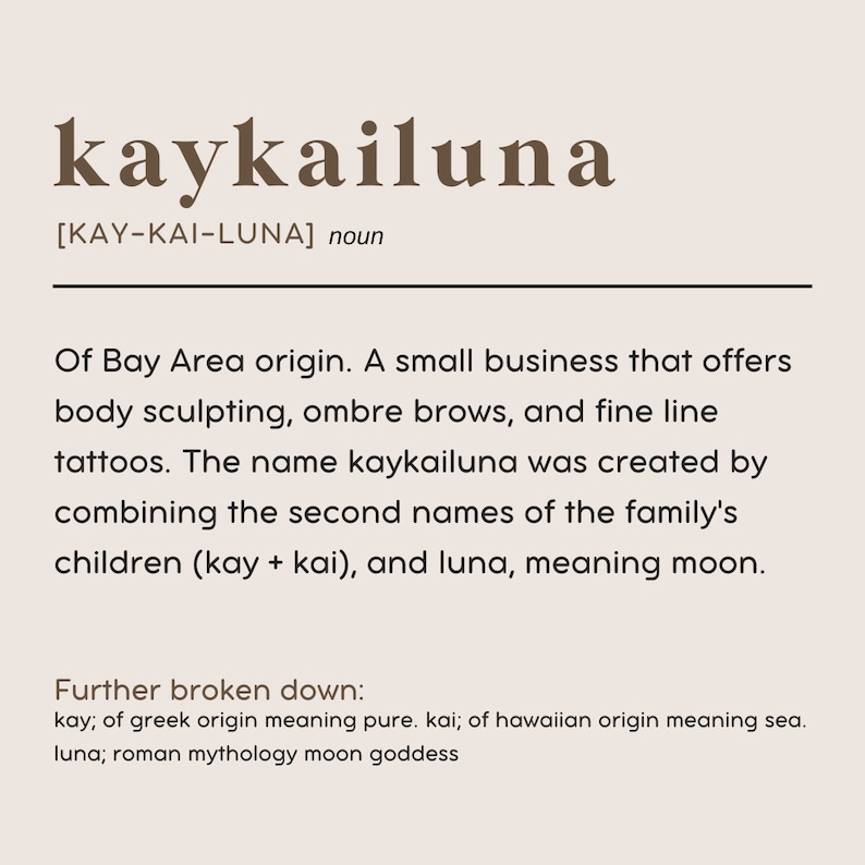 K&ouml;nnte beinhalten: Beige Grafik mit dem Wort "kaykailuna" in brauner Schrift. Darunter erkl&auml;rt die Definition, dass es sich um ein Unternehmen aus der Bay Area handelt, das Body Sculpting, Ombre-Augenbrauen und T&auml;towierungen anbietet. Der Name kombiniert Familiennamen.