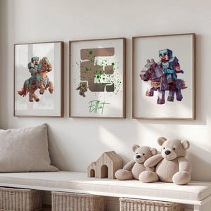 Puede incluir: Tres impresiones enmarcadas con temática de Minecraft. Una muestra un caballero pixelado a caballo, otra presenta el número 3 con salpicaduras de pintura verde y el nombre "Elliot", y la tercera representa un personaje pixelado a caballo.