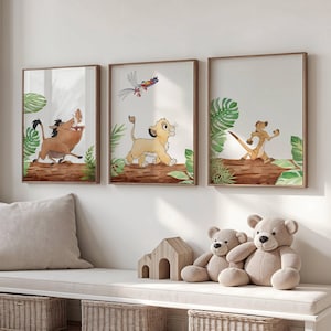 Puede incluir: Tres láminas rectangulares para pared con personajes de dibujos animados de El Rey León. La lámina izquierda muestra un jabalí, la central un cachorro de león con un pájaro y la derecha una suricata, sobre un fondo de plantas de selva.