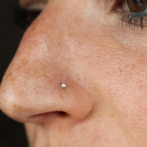 Piercing per il naso a sfera in argento o oro: gioiello per il corpo minimalista fatto a mano