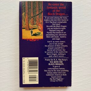 Puede incluir: Una portada de libro con un fondo morado y una ilustraci&oacute;n de un drag&oacute;n negro. El t&iacute;tulo es "Tea with the Black Dragon" y el autor es R.A. MacAvoy. El texto en la parte posterior del libro describe la historia como una aventura de fantas&iacute;a llena de m&uacute;sica, misterio y magia.