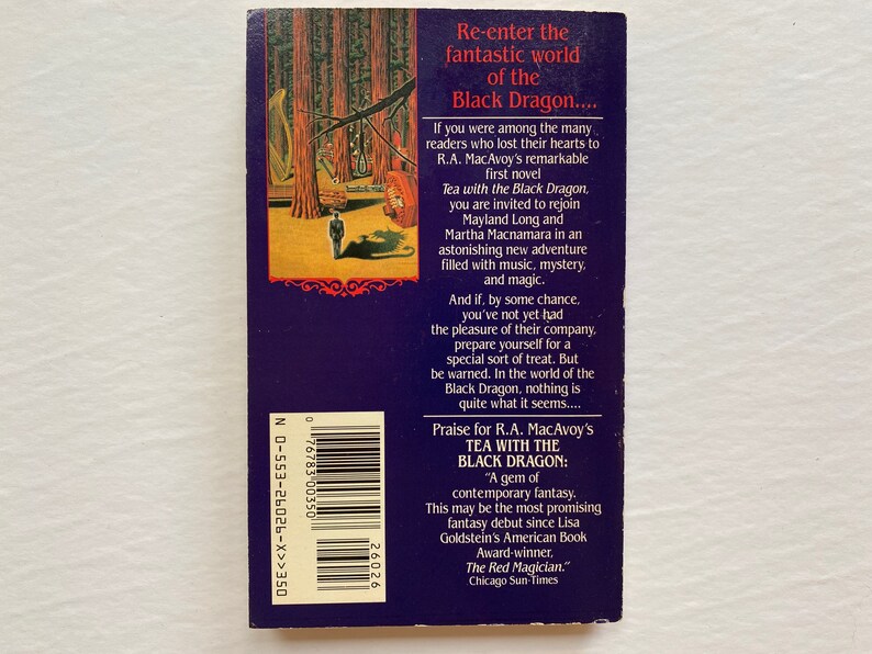 Puede incluir: Una portada de libro con un fondo morado y una ilustraci&oacute;n de un drag&oacute;n negro. El t&iacute;tulo es "Tea with the Black Dragon" y el autor es R.A. MacAvoy. El texto en la parte posterior del libro describe la historia como una aventura de fantas&iacute;a llena de m&uacute;sica, misterio y magia.