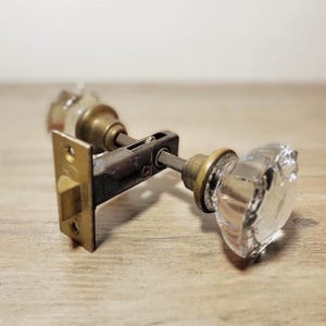 Ensemble de poignées de porte anciennes en verre avec loquet, boutons en cristal cannelé à 12 pointes, tiges en laiton, quincaillerie de porte des années 1920, restauration