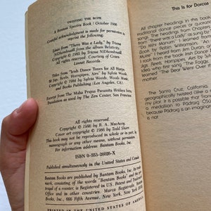 Puede incluir: Primer plano de la contraportada de un libro de bolsillo titulado "Twisting the Rope". El libro est&aacute; publicado por Bantam Spectra Books e incluye informaci&oacute;n de copyright, n&uacute;mero ISBN y detalles de publicaci&oacute;n.