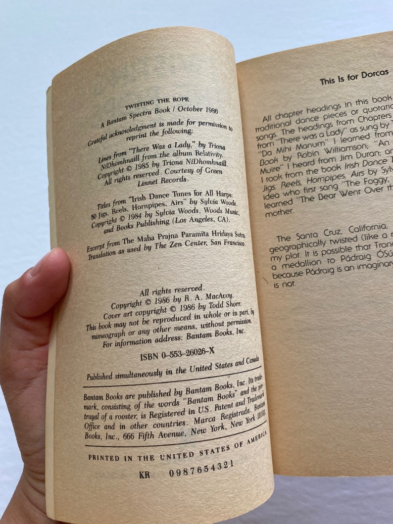 Puede incluir: Primer plano de la contraportada de un libro de bolsillo titulado "Twisting the Rope". El libro est&aacute; publicado por Bantam Spectra Books e incluye informaci&oacute;n de copyright, n&uacute;mero ISBN y detalles de publicaci&oacute;n.