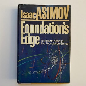 Peut inclure: Une couverture de livre bleue avec le titre "Foundation's Edge" en lettres dorées. Le nom de l'auteur, "Isaac Asimov", est également en lettres dorées. La couverture présente un motif de galaxie avec des étoiles et des lignes tourbillonnantes.
